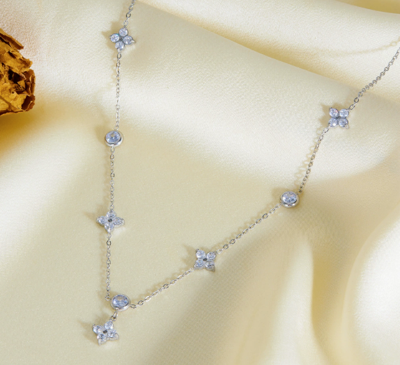 Korean Style Titanium Steel Diamond-Encrusted Four-Leaf Clover Necklace – Niche Luxury Flower Pendant Clavicle Chain